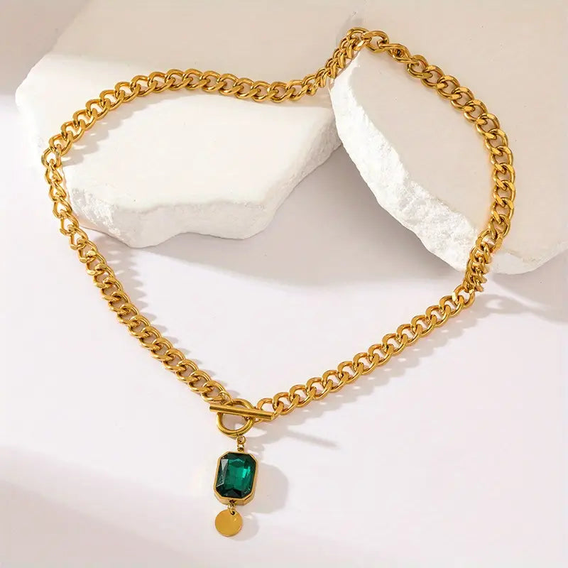 Colar dourado com corrente e pendente de cristal verde - Althea