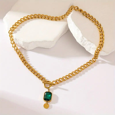 Colar dourado com corrente e pendente de cristal verde - Althea