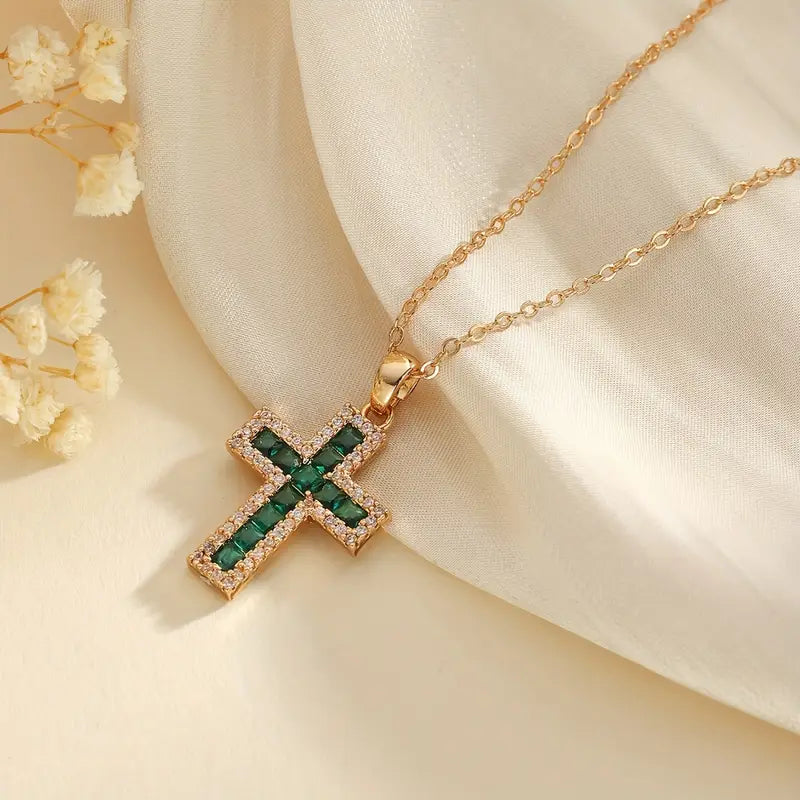 Colar com cruz dourada e zircões verdes - Maelis