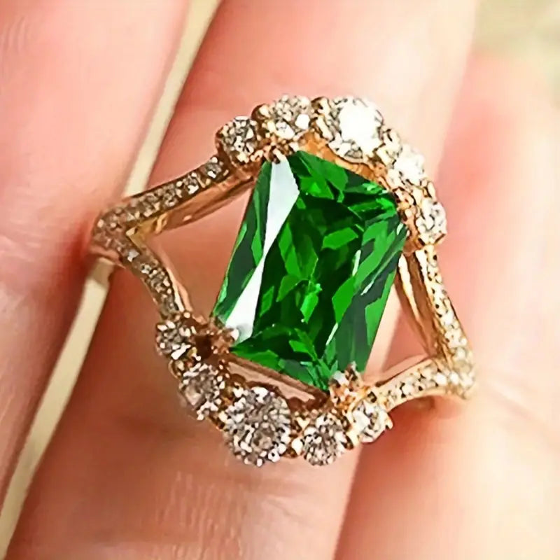 Anel dourado com cristal verde retangular - Lorien