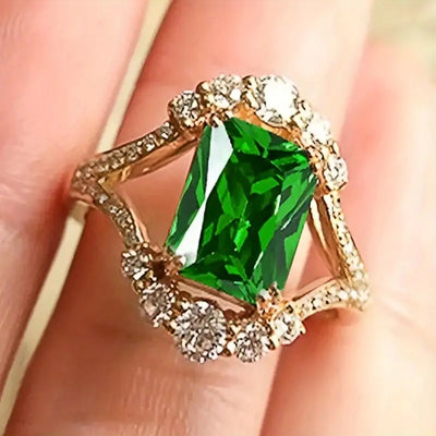 Anel dourado com cristal verde retangular - Lorien