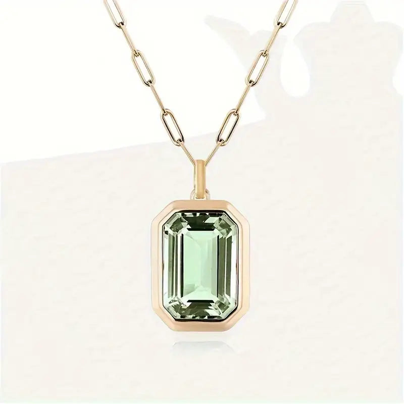 Colar dourado com pendente retangular e cristal verde claro - Dorelia
