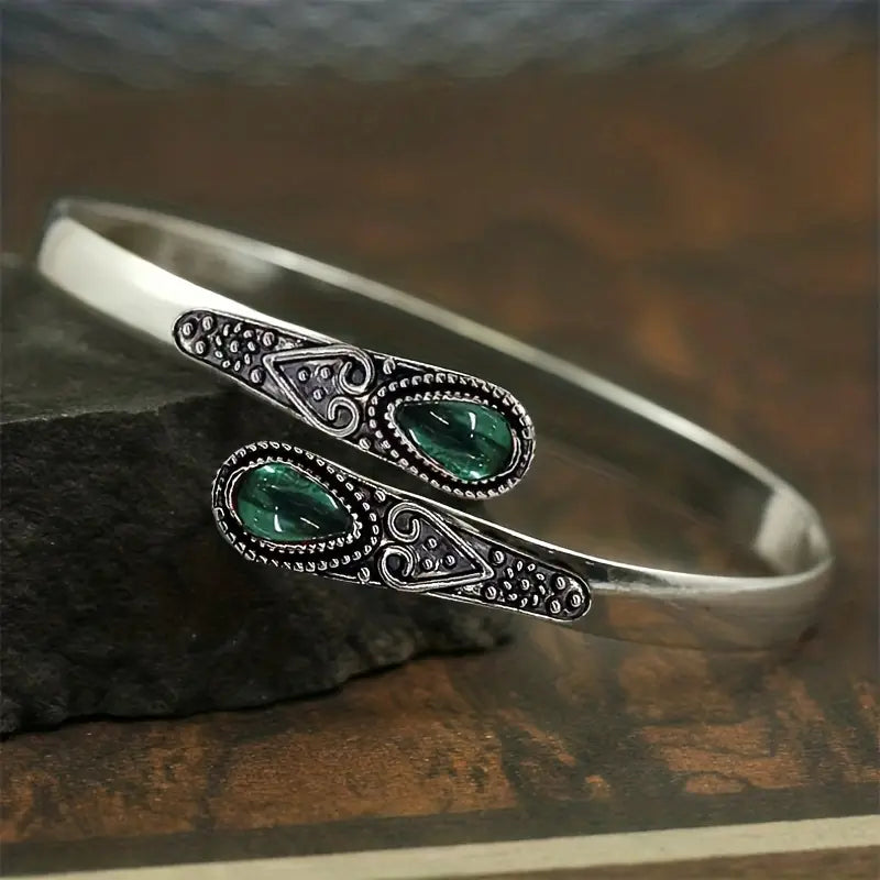 Pulseira aberta em prata com pormenores étnicos e pedras verdes - Delilah