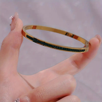 Pulseira rígida dourada com cristais verdes - Mirella