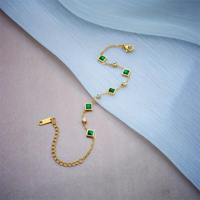 Pulseira dourada com cristais verdes e brancos - Ravenna