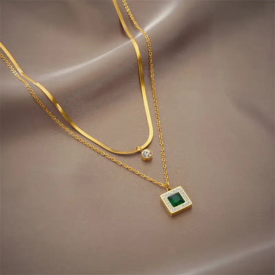 Colar duplo banhado a ouro com cristais e pingentes verdes - Althea