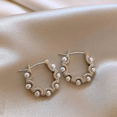 Brincos de argola em forma de onda com pavé de pérolas - Kalindi