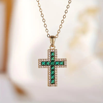 Colar com cruz dourada e zircões verdes - Maelis