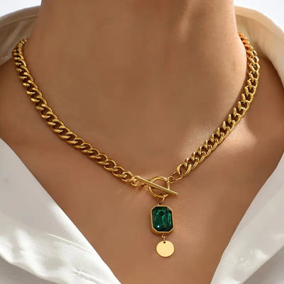 Colar dourado com corrente e pendente de cristal verde - Althea