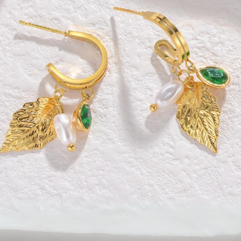Brincos de argola com charme de folha de pérola - Zuleika
