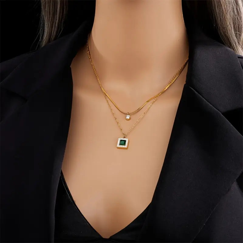 Colar duplo banhado a ouro com cristais e pingentes verdes - Althea