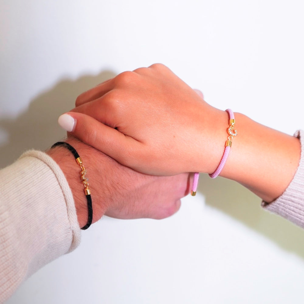 Pulseira unissexo com corda ajustável e letra inicial - Halimah