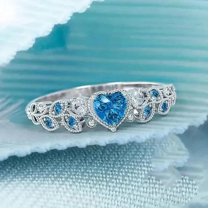 Anel banhado a prata com cristal azul e coração de cor clara - Taliah