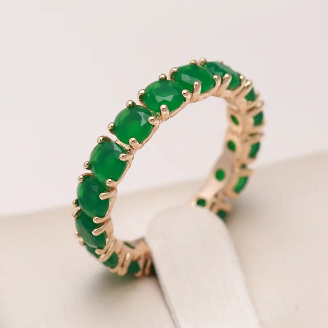 Anel dourado com cristais verdes incrustados - Ava