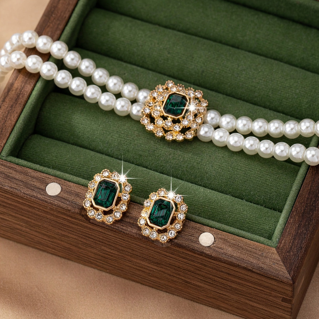 Conjunto de colar de pérolas com cristais verdes e brincos a condizer - Mirela