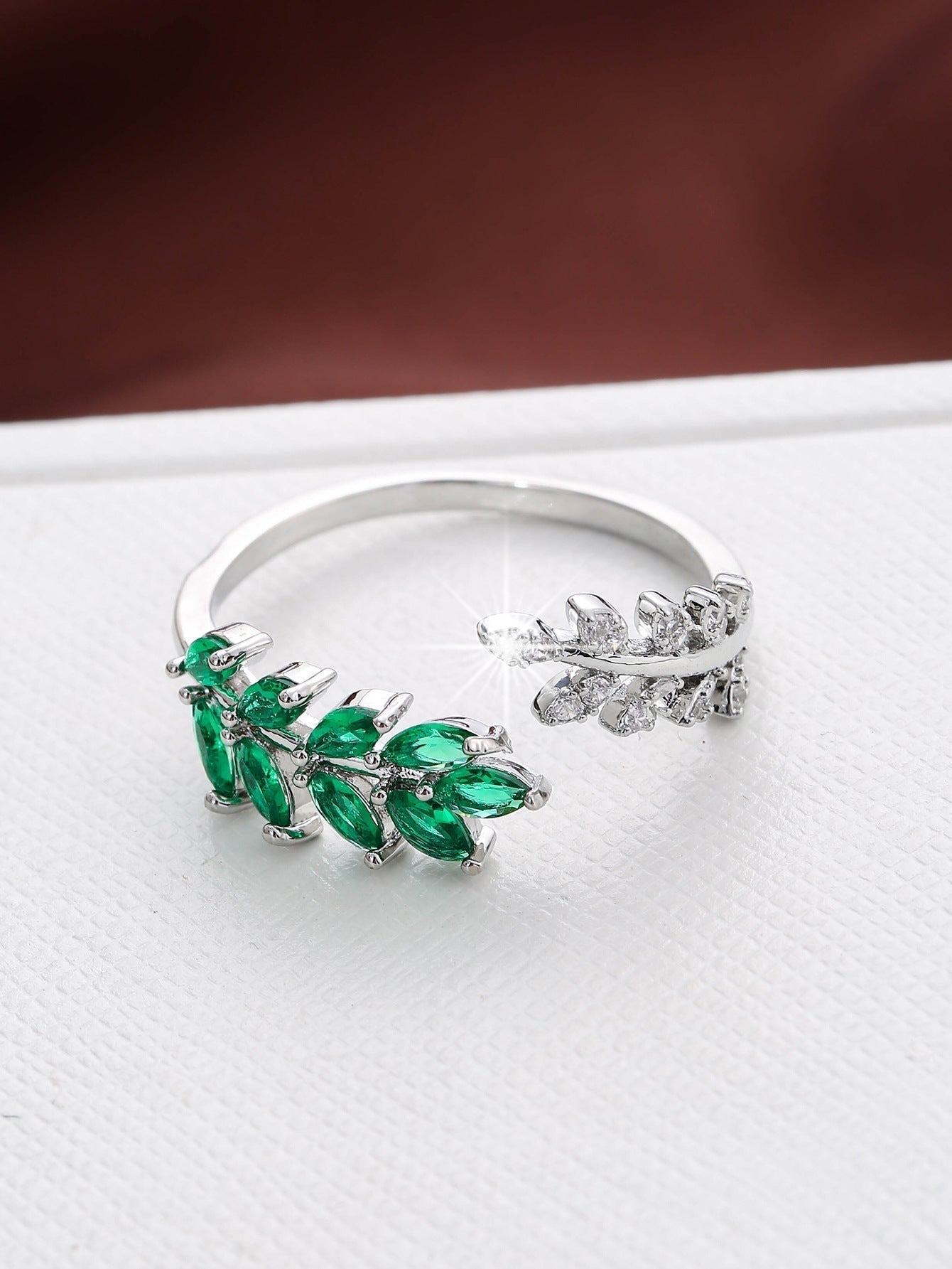 Anel ajustável em prata com folhas de cristal verde - Liora