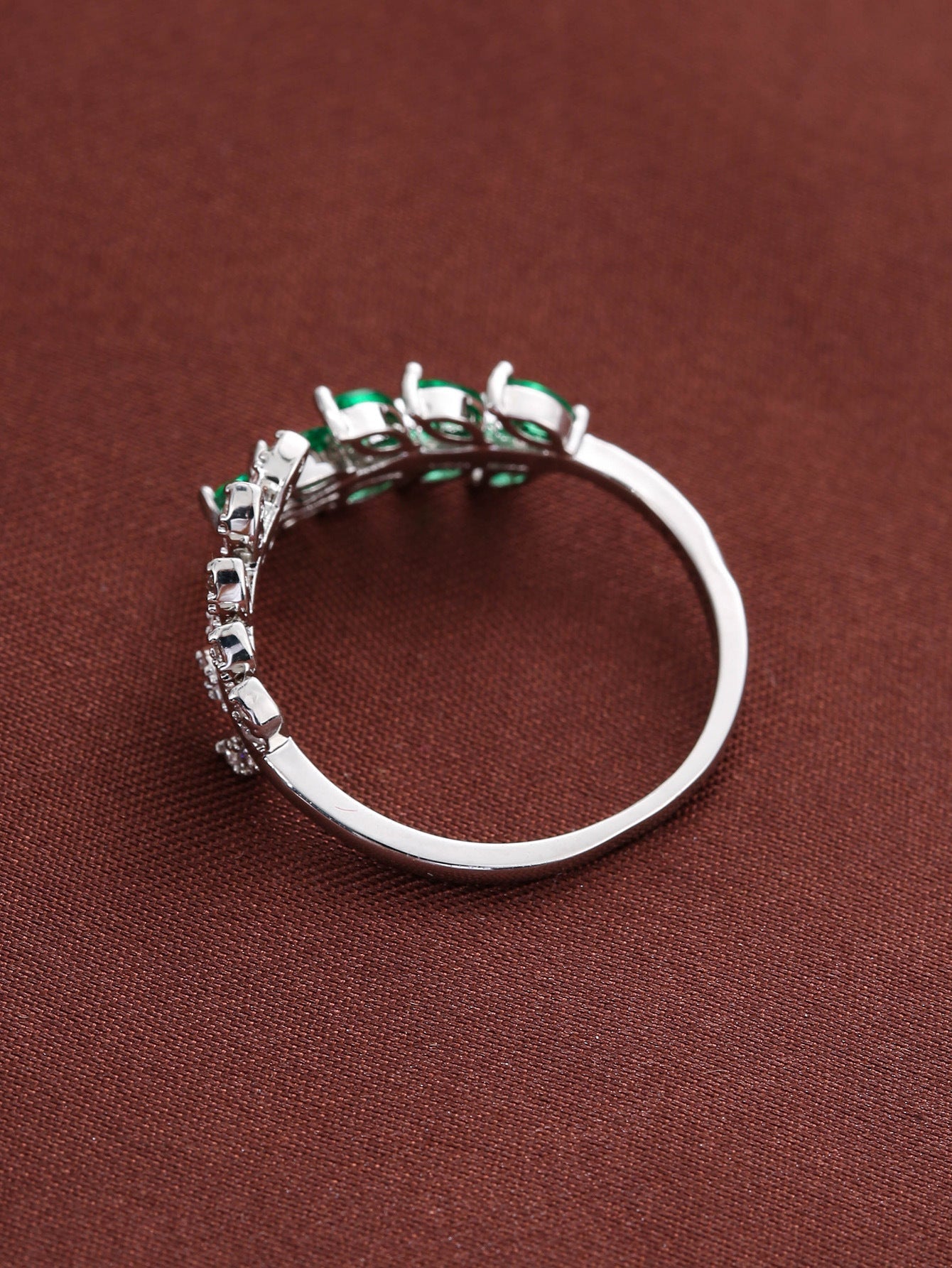 Anel ajustável em prata com folhas de cristal verde - Liora