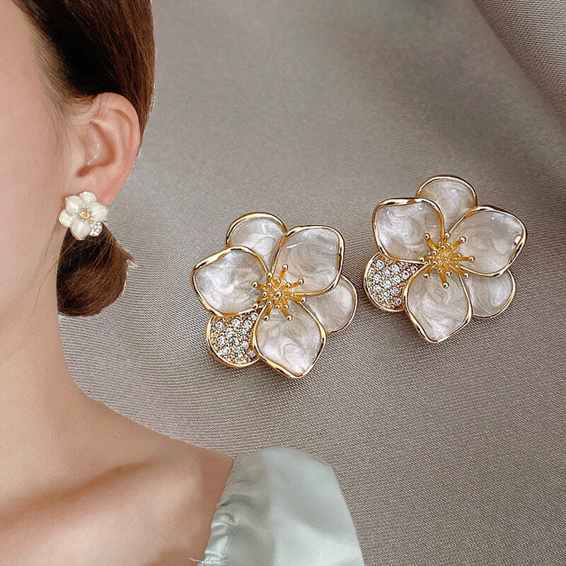 Brincos com flores brancas - Nicole