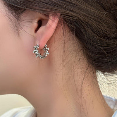 Brincos de argola com textura de folhos - Fiorina