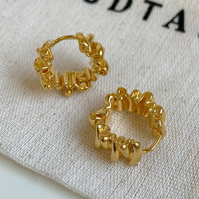 Brincos de argola com textura de folhos - Fiorina