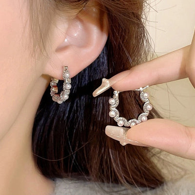 Brincos de argola em forma de onda com pavé de pérolas - Kalindi