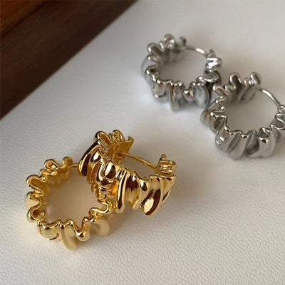 Brincos de argola com textura de folhos - Fiorina