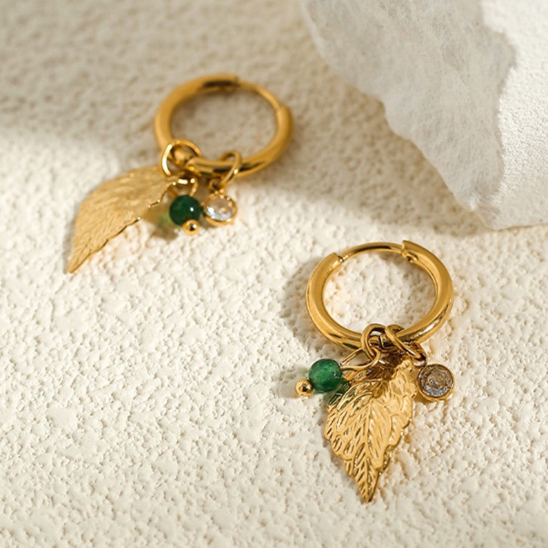 Brincos de argola com charme de folha de pérola - Zuleika