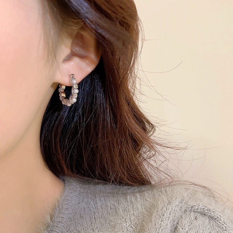 Brincos de argola em forma de onda com pavé de pérolas - Kalindi