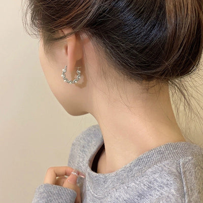 Brincos de argola em forma de onda com pavé de pérolas - Kalindi