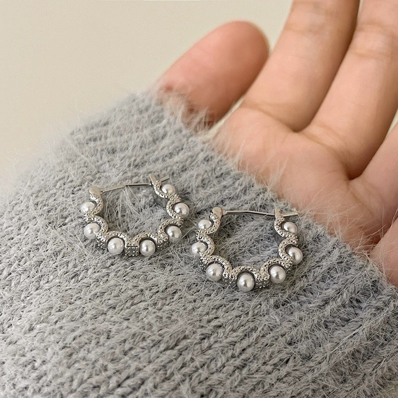 Brincos de argola em forma de onda com pavé de pérolas - Kalindi