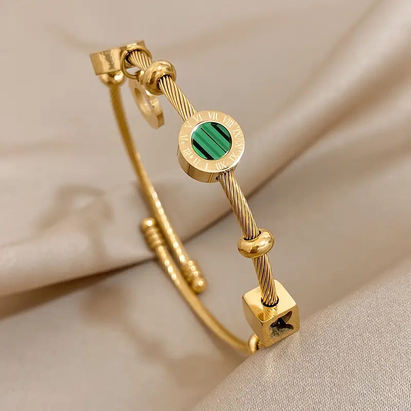 Pulseira rígida dourada com pingentes geométricos - Celeste