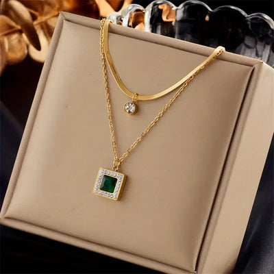 Colar duplo banhado a ouro com cristais e pingentes verdes - Althea