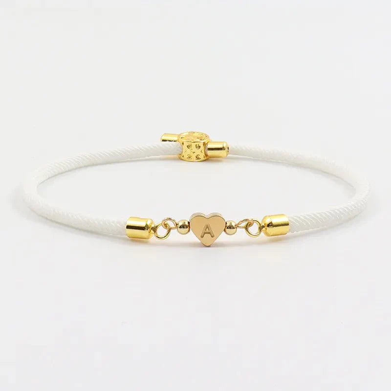 Pulseira com corda ajustável e pingente de coração com iniciais - Arianna