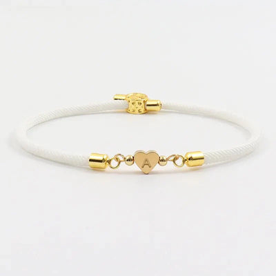 Pulseira com corda ajustável e pingente de coração com iniciais - Arianna