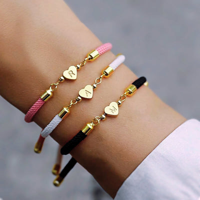 Pulseira com corda ajustável e pingente de coração com iniciais - Arianna