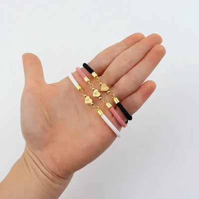 Pulseira com corda ajustável e pingente de coração com iniciais - Arianna