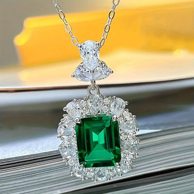 Colar de prata com pendente retangular e zircónias cúbicas verdes - Evania