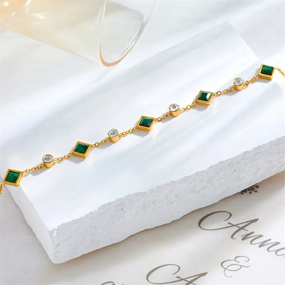 Pulseira dourada com cristais verdes e brancos - Ravenna