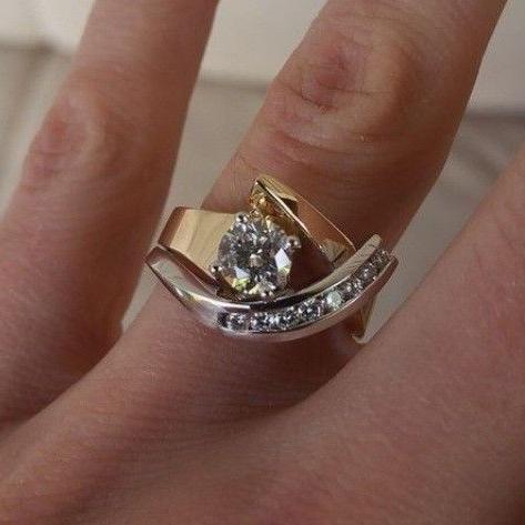Anel vintage irregular em ouro e prata com zircónias cúbicas
