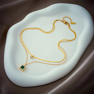 Colar duplo banhado a ouro com cristais e pingentes verdes - Althea