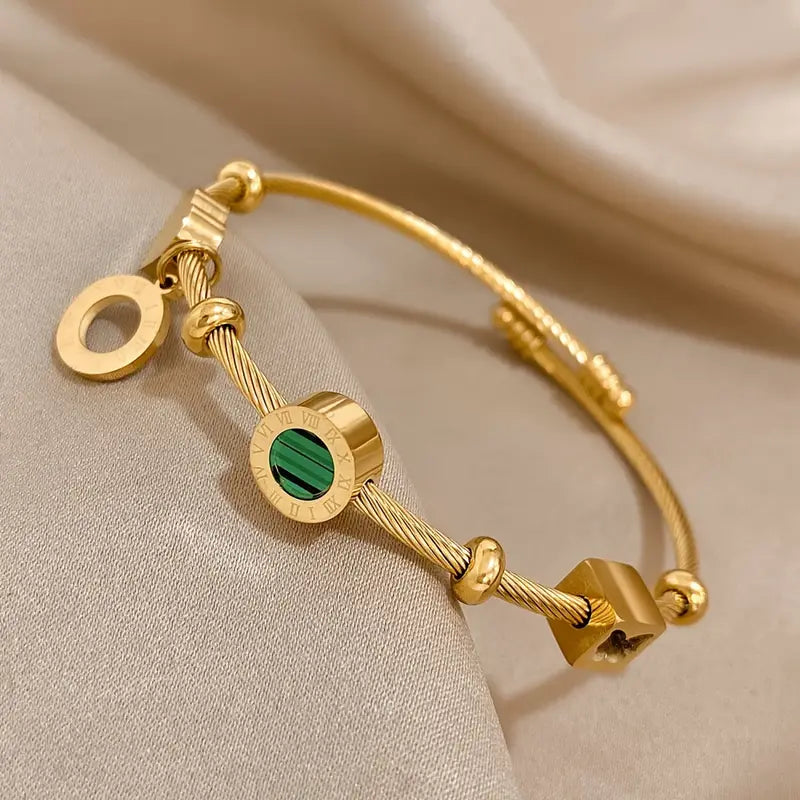Pulseira rígida dourada com pingentes geométricos - Celeste