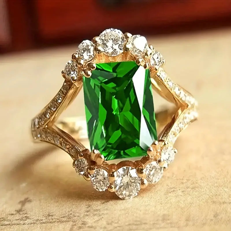 Anel dourado com cristal verde retangular - Lorien