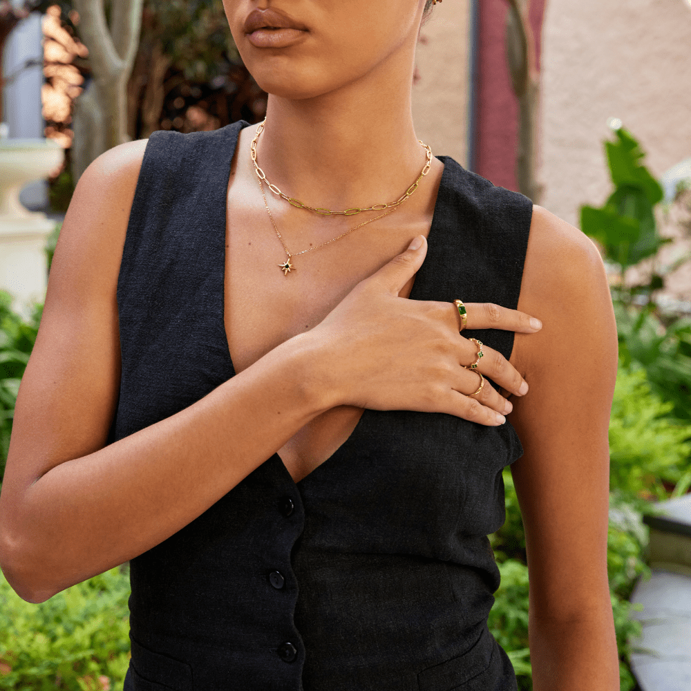 Anel para mulher com esmeralda em ouro – Cláudia