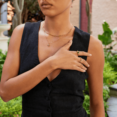 Anel para mulher com esmeralda em ouro – Cláudia