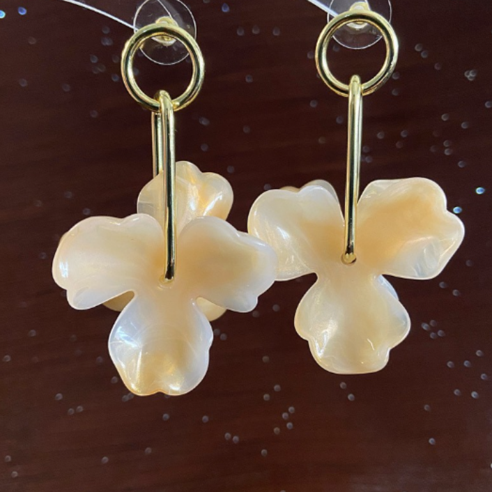 Brincos de flores cremosas - Alessia