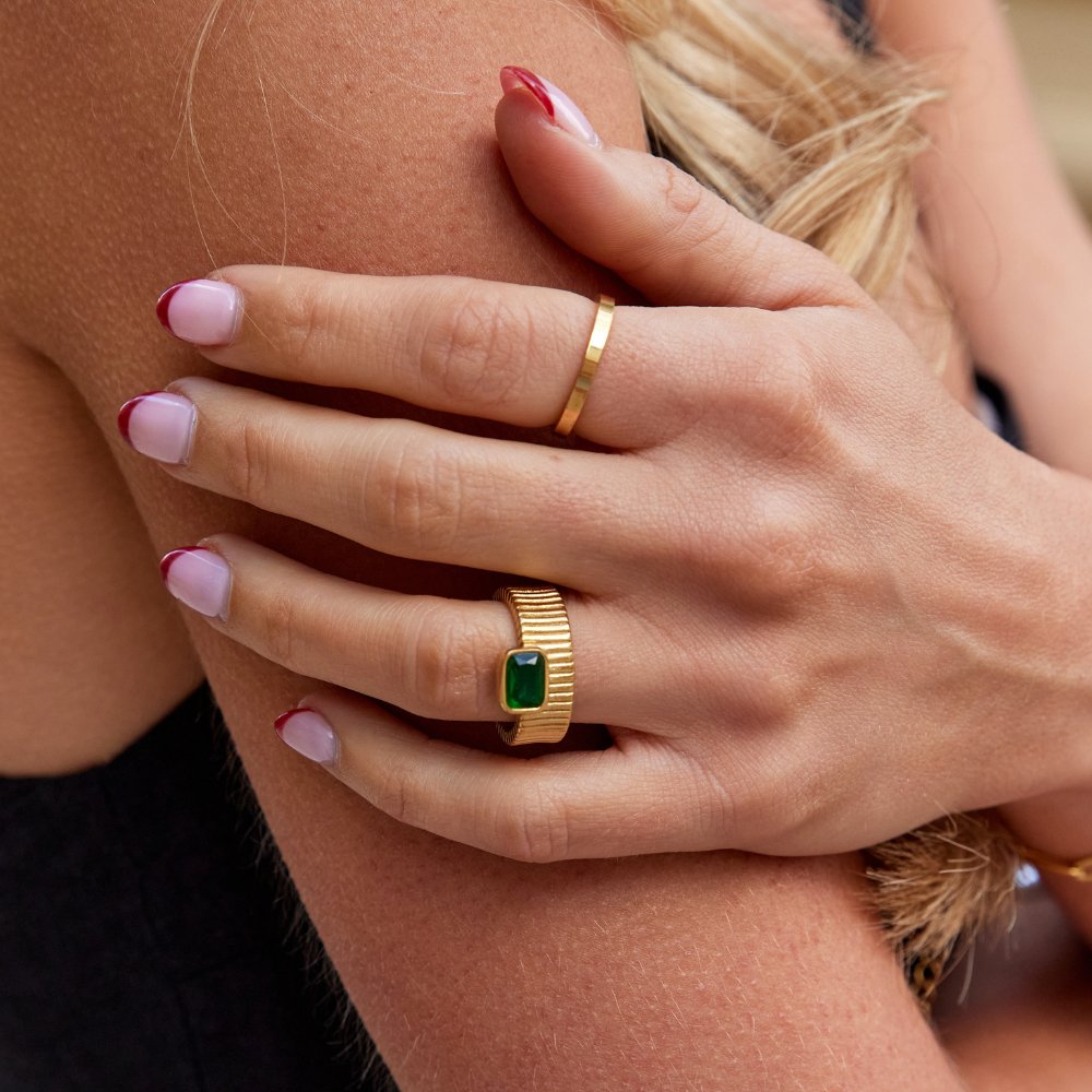 Anel para mulher com esmeralda em ouro – Joana