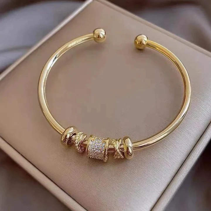 Pulseira rígida dourada com pingentes decorativos - Diva