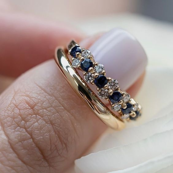 Anel de ouro vintage elegante com zircónias cúbicas azuis