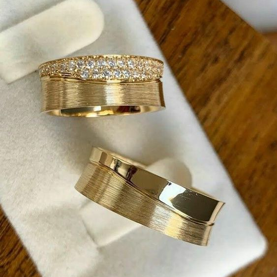 Anéis de ouro vintage com brilhantes