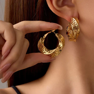 Brincos de argola geométricos gravados e banhados a ouro para mulher - Helga